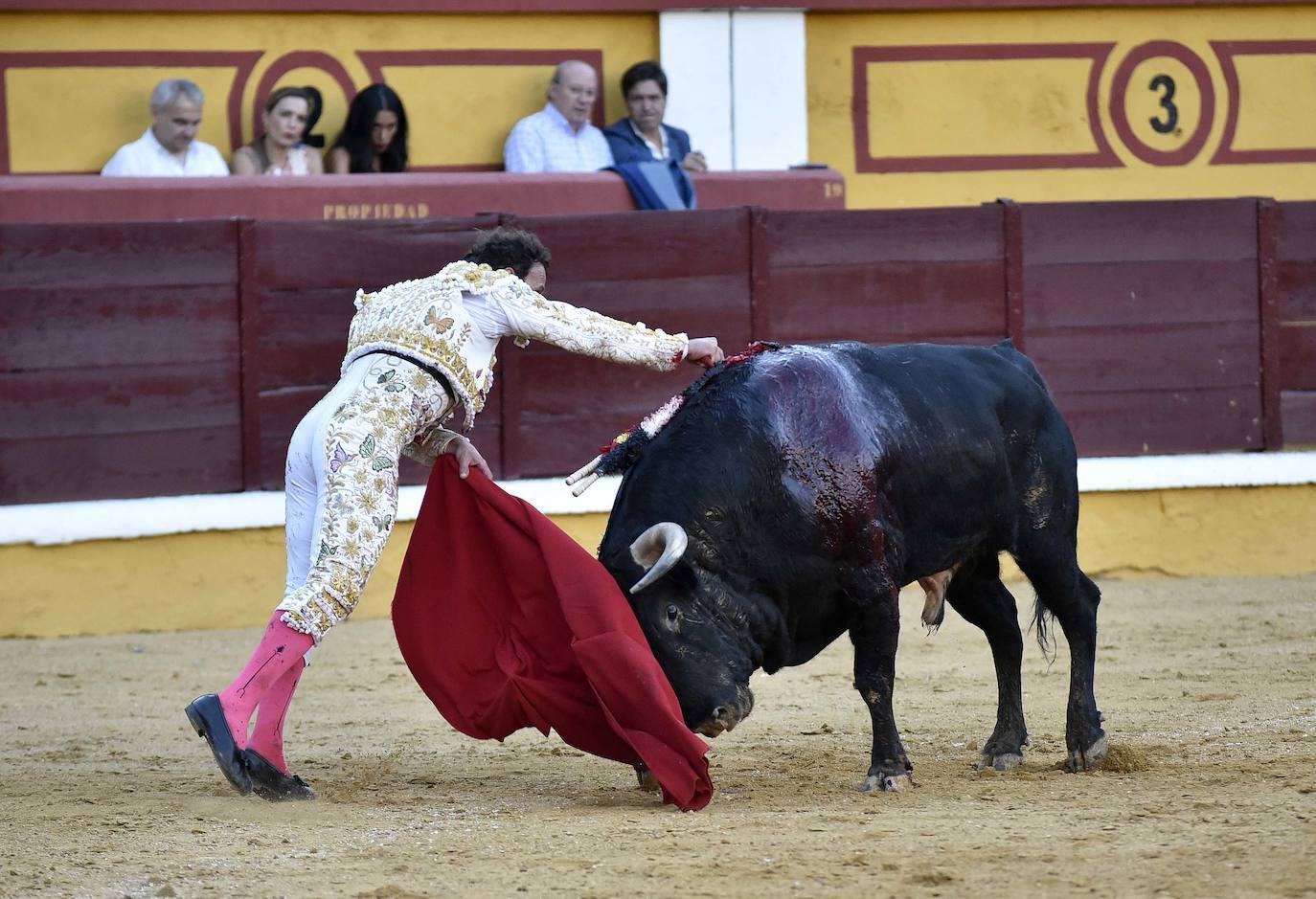 Fotos: Dos orejas para Ferrera en un nuevo fiasco de Zalduendo en Badajoz