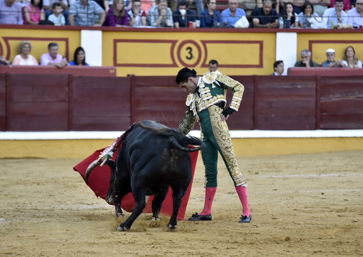 Fotos: Dos orejas para Ferrera en un nuevo fiasco de Zalduendo en Badajoz