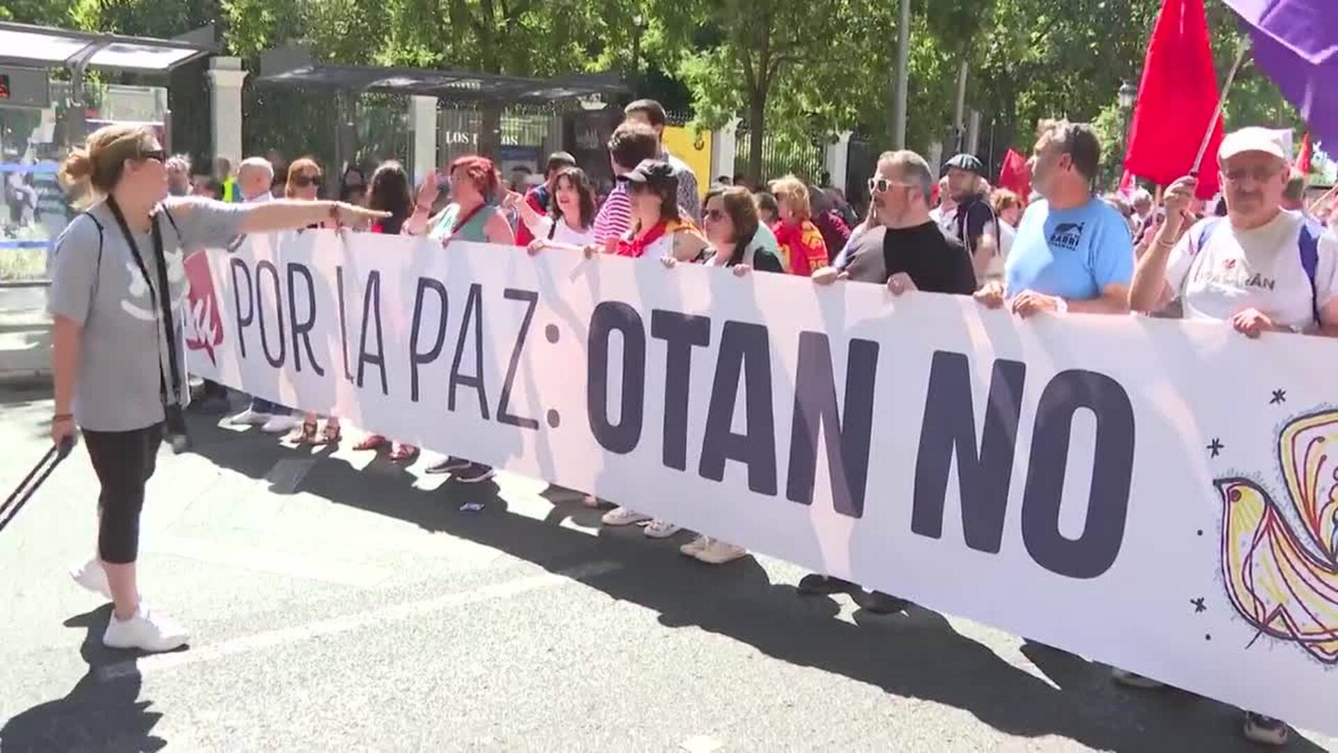 Cientos de personas se manifiestan en contra de la OTAN en Madrid