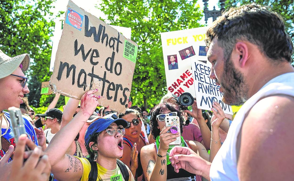 Manifestantes en favor del aborto se encaran a quienes están en contra. 