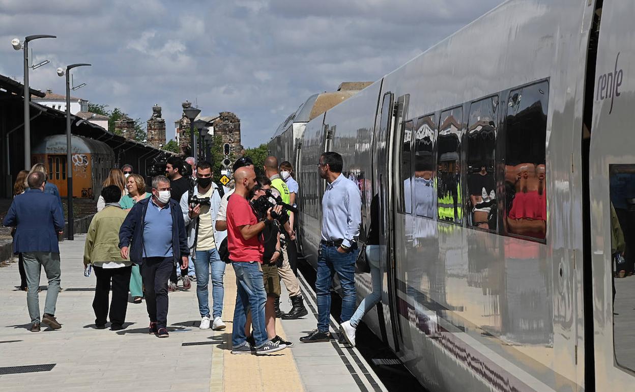 Tren Alvia en la estación de Mérida el pasado jueves. 