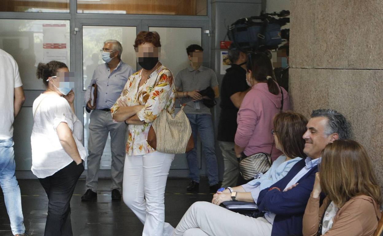 Al fondo Juan Valle esperando para entrar en su juico; en primer plano el actual alcalde de Coria, García Ballestero. 