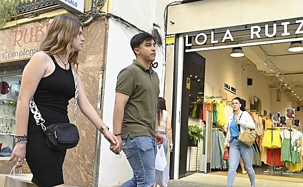Una pareja ayer, paseando por la calle Menacho de Badajoz.