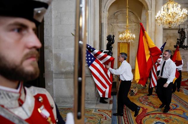 Preparativos en el Palacio Real antes de la reunión entre Felipe VI y Joe Biden. 