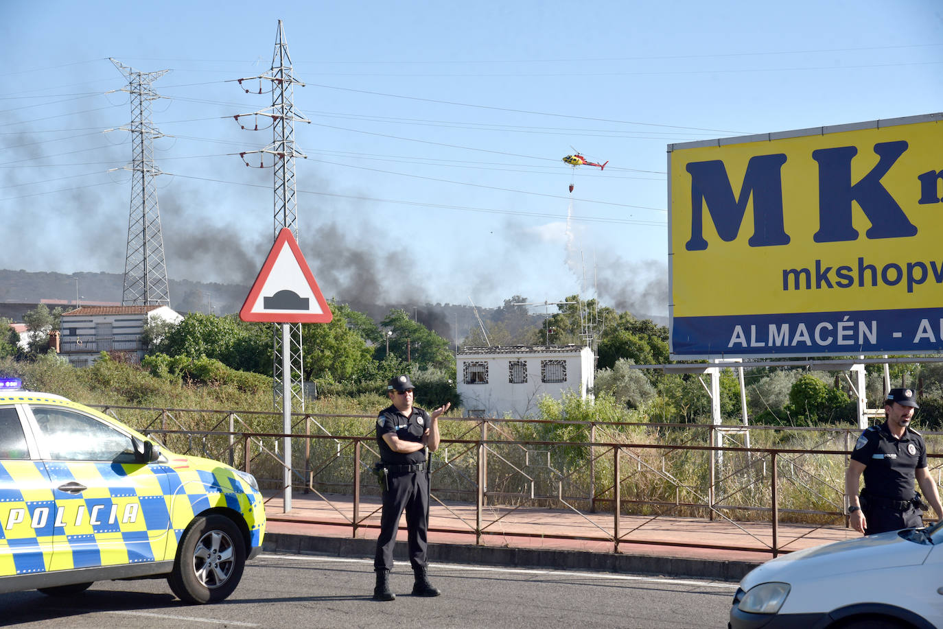 Fotos: Medio aéreos y terrestres luchan contra un incendio en Plasencia