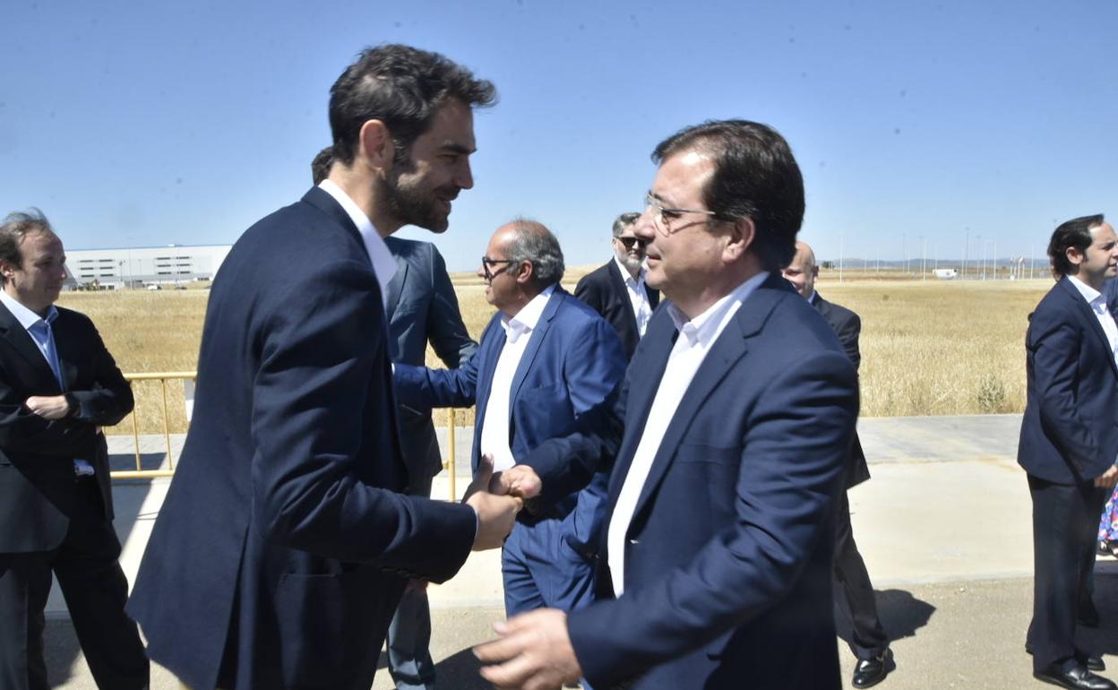 El exjugador de baloncesto, José Manuel Calderón, saluda al presidente de la Junta, Guillermo Fernández Vara.