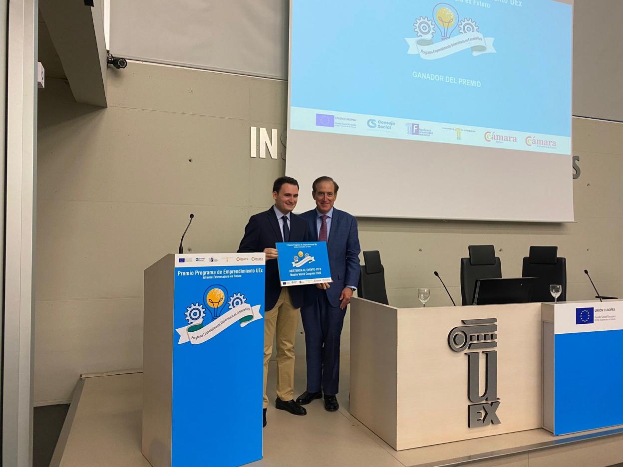 Alberto Pereira recibe el diploma de manos de Antonio Huertas. 