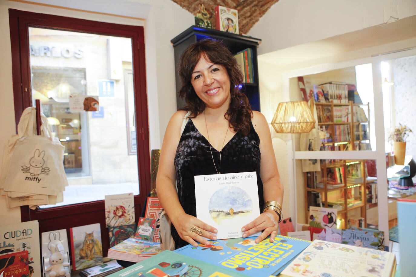 Laura Díaz Santos presentó su libro 'Esfera de aire y raíz'
