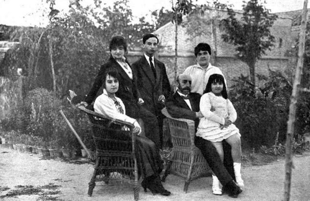 Felipe Trigo en Villa Luisiana con su mujer, sus hijas Luisa, Julia y Consuelo y su hijo Félix.