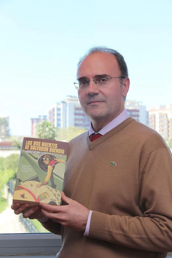 Mariano Mecerreyes con su primera novela publicada. Con otra novela, con 'El Eucalipto Rojo' quedó finalista en el Premio Felipe Trigo.