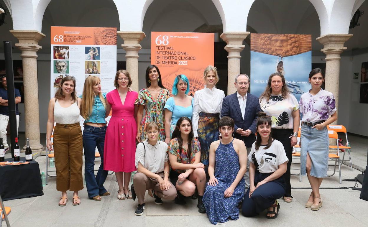 Reparto de Safo junto a Cimarro, la teniente de alcalde Carmen Yáñez y Miriam García Cabezas, secretaria general de Cultura., 