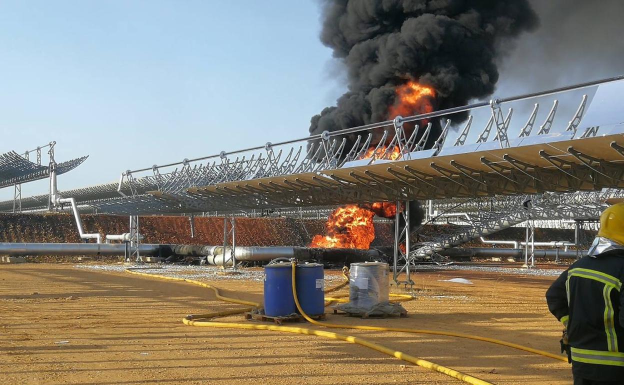 Los bomberos actuaron el sábado en el incendio de la planta de Talarrubias. 