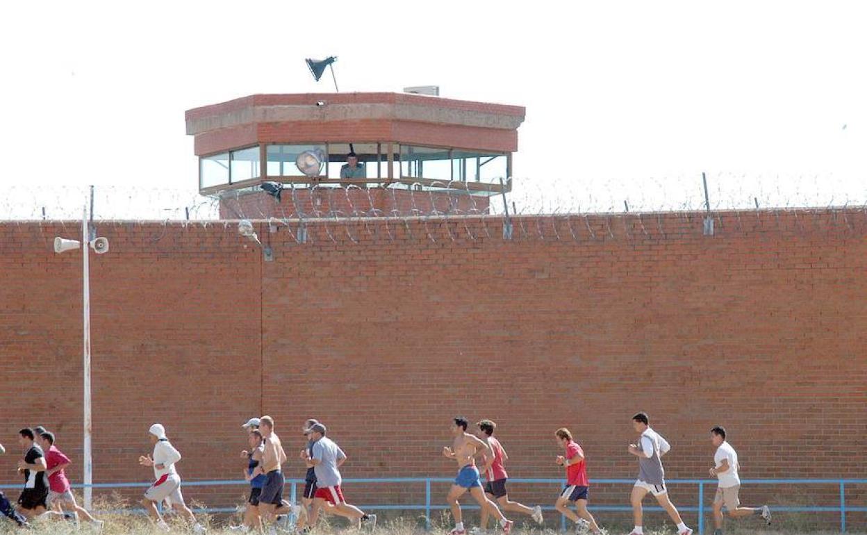 Imagen de archivo de reclusos corriendo en el exterior del recinto penitenciario de Cáceres. 