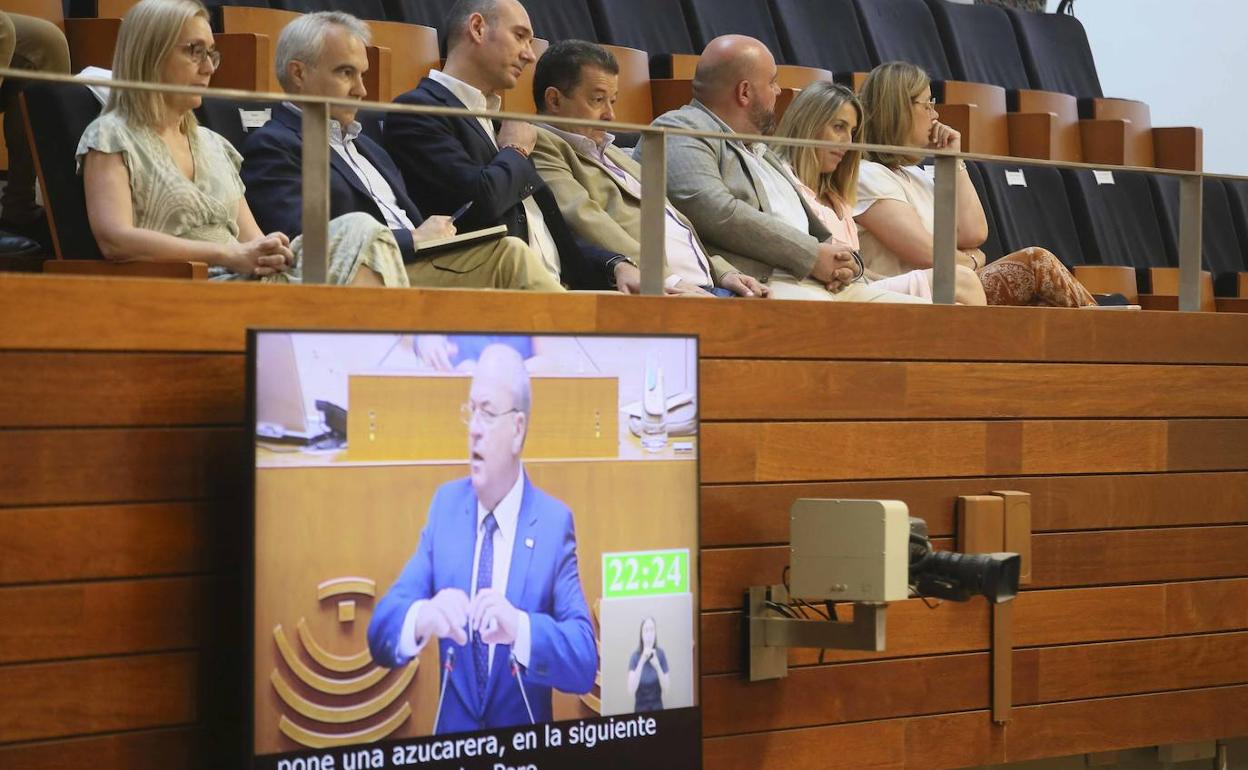 La candidata a presidir el PP extremeño, María Guardiola (segunda por la derecha) siguiendo la sesión del debate en la Asamblea este miércoles. 