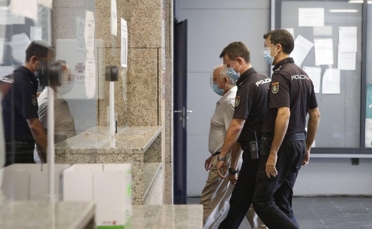 El acusado en el Palacio de Justicia de Cáceres, escoltado por dos policías nacionales. 