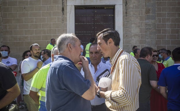 El primer teniente de alcalde, Antonio Cavacasillas, con el responsable de CSIF Julio Palomo. 