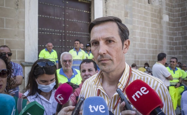 Antonio Cavacasillas argumenta su cambio de postura ante el aumento de la Policía Local este jueves.