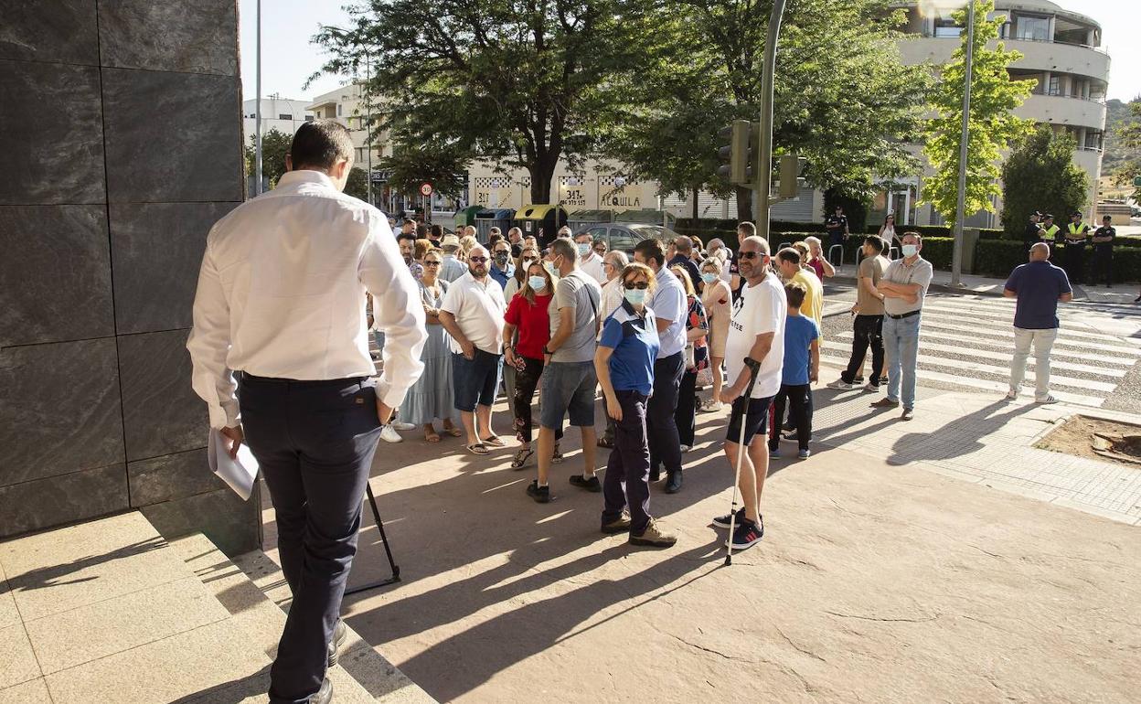 El agente acusado, ante las personas que se concentraron en el Palacio de Justicia para mostrarle su apoyo. 