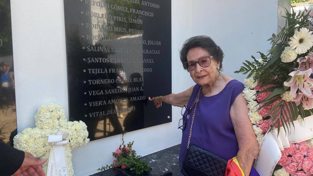 Conchita Viera señala el nombre de su padre en la placa del mausleo.