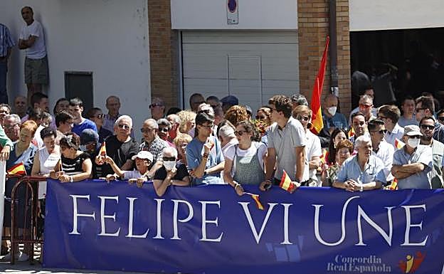 Vivas al Rey y abucheos a Sánchez en Ermua