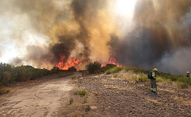 Fotografía del incendio distribuida por los trabajadores de la BRIF en redes sociales del incendio en Santa Cruz de Paniagua. 