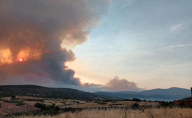 Imagen. Columna de humo que se veía esta mañana en Las Hurdes.