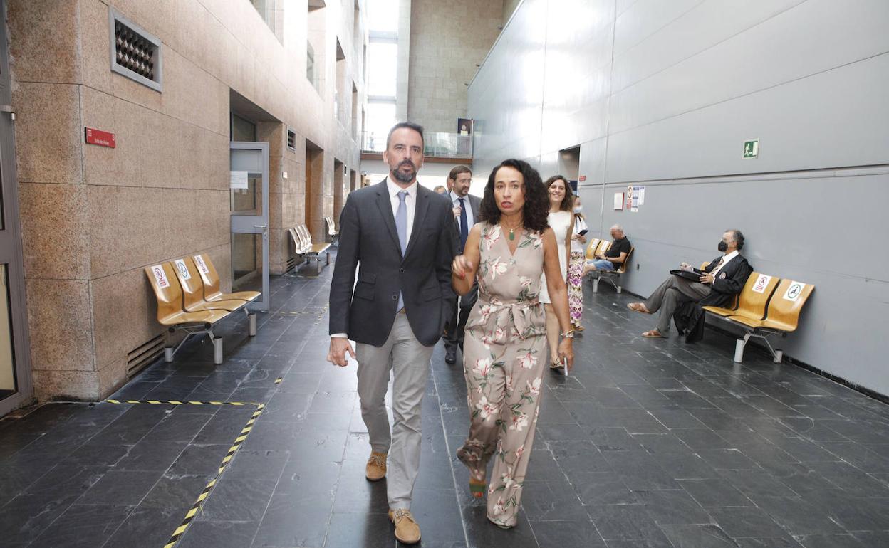 María Félix Tena, presidenta del TSJ de Extremadura, enseñó al secretario general de Justicia Manuel Olmedo el colapso del Palacio de Justicia. 