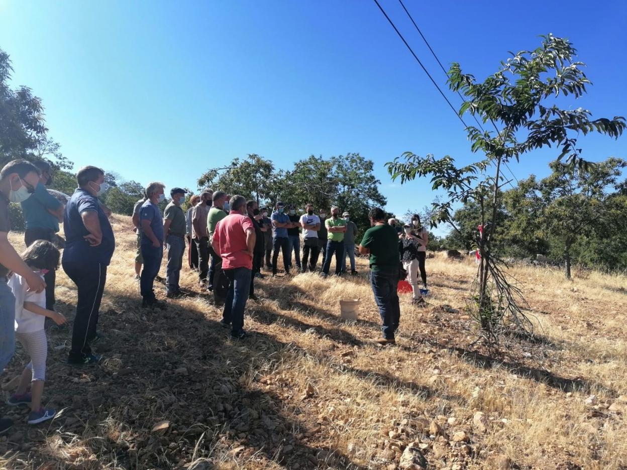 Miembros de la asociación visitando una explotación. 