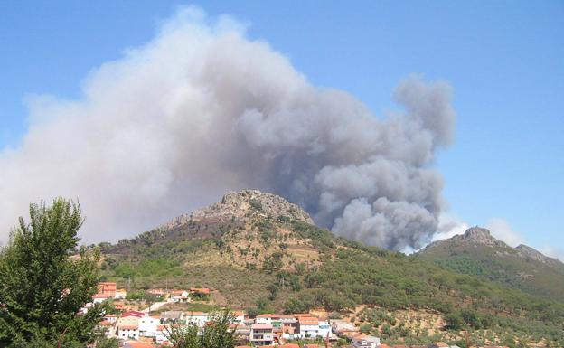 Imagen principal - Imágenes de los fuegos en Cañamero, Valencia de Alcántar y Sierra de Gata.