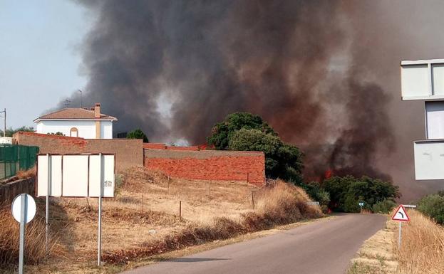 Imagen del incendio en las proximidades de Castilblanco.