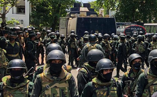 Militares desplegados este miércoles frente a la residencia del primer ministro en Colombo para contener a los manifestantes