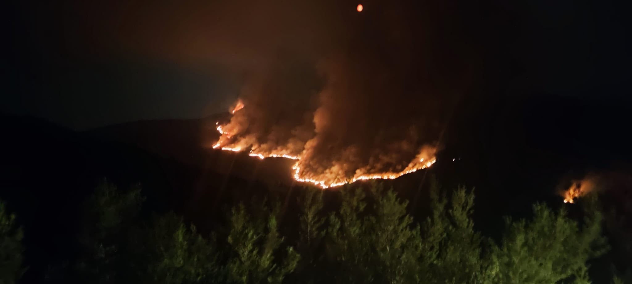 El incendio de Las Mestas, en Ladrillar (Las Hurdes, Cáceres) vista desde Monsagro (Salamanca).