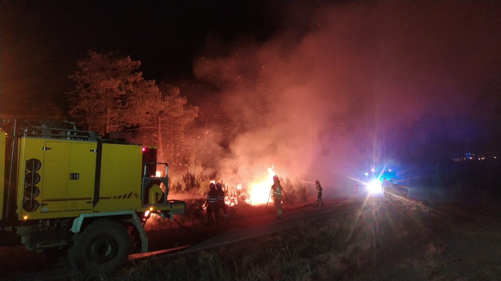 Efectivos de la Brif Pino realizando contrafuego en Mirador de Las Carrascas para evitar que el fuego pase al Valle de los Casares de Hurdes.