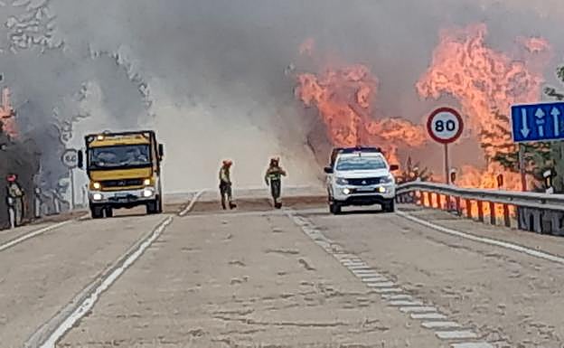 El fuego avanza con mucha fuerza. 