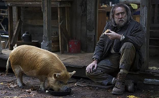 Nicolas Cage y la cerda Brandy en 'Pig'.