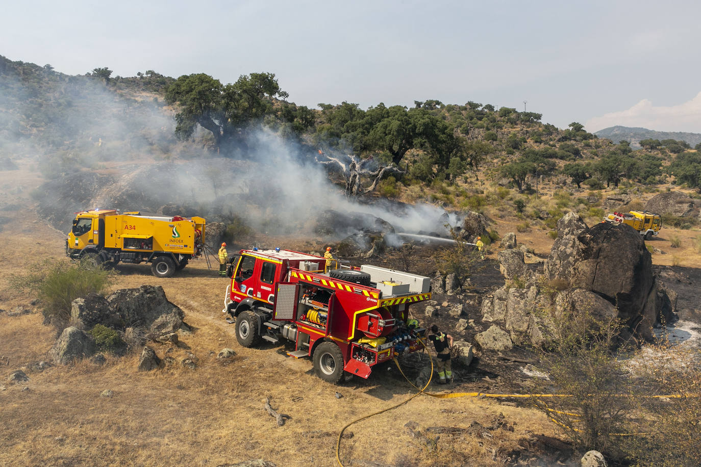 Fotos: Fuego en el monte público de Valcorchero