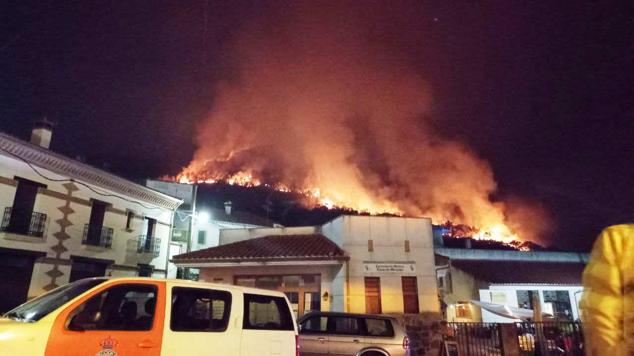 Incendio en las próximidades a las viviendas