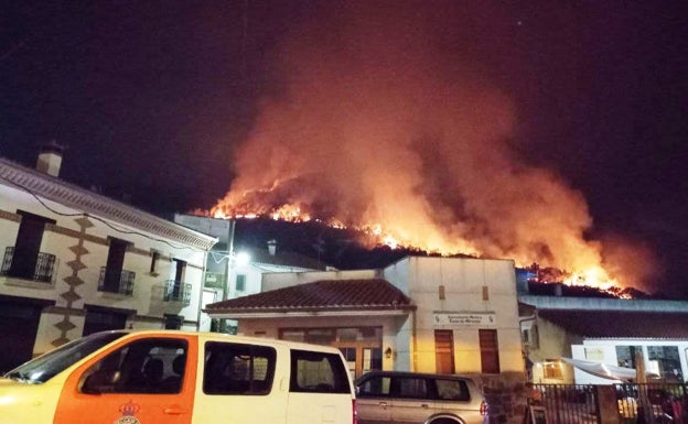 El incendio de Monfragüe ha obligado a evacuar Casas de Miravete esta madrugada. 