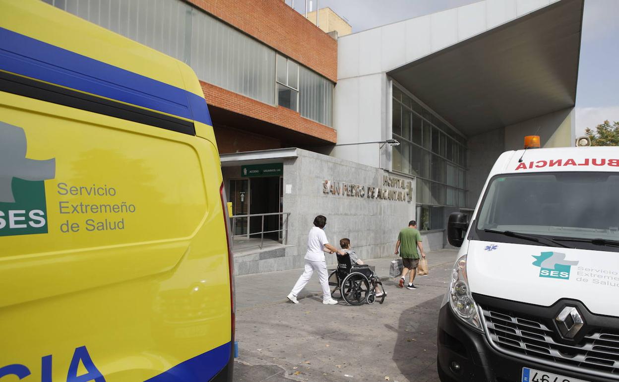 Ambulancias del SES en el Hospital San Pedro de Alcántara de Cáceres. 