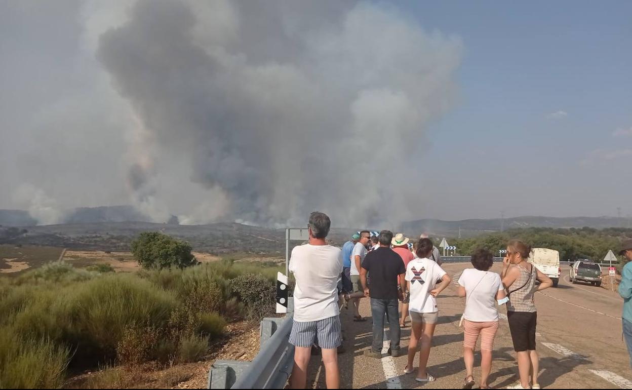 Vecinos de Jaraicejo observando el fuego desde la carretera 