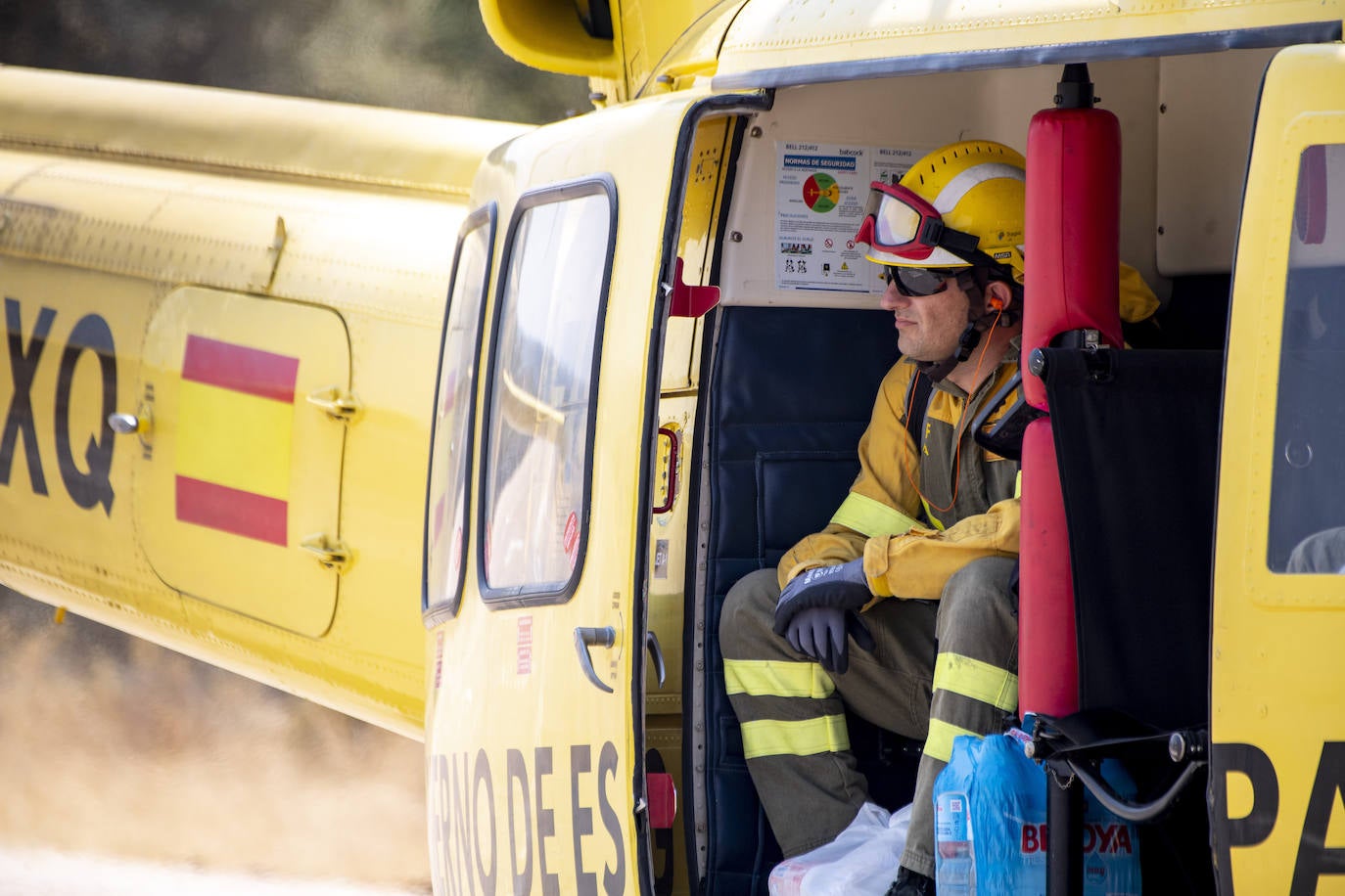 Un bombero llega en helicóptero al incendio activo en el Parque Nacional de Monfragüe