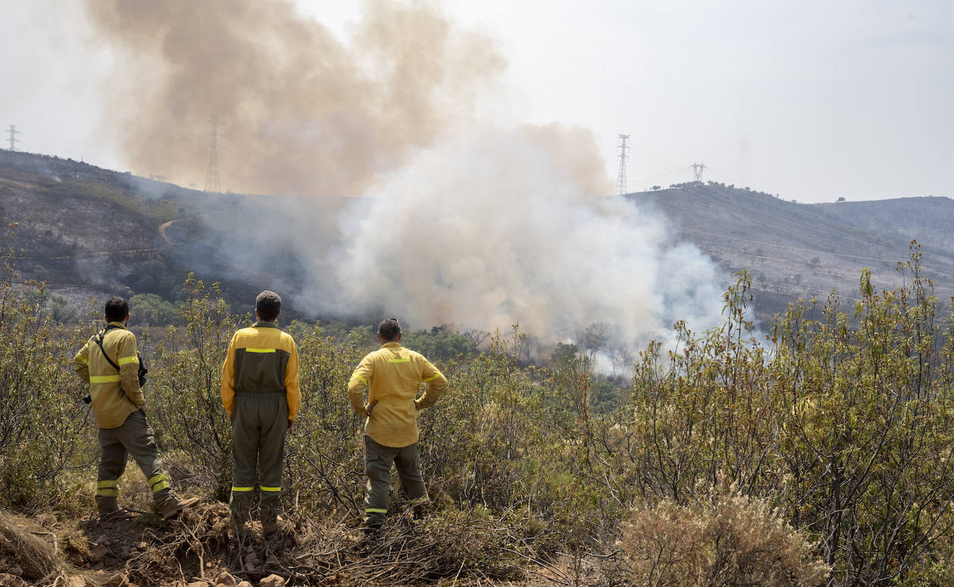 Fotos: Los incendios forestales que asolan Extremadura este sábado, en imágenes