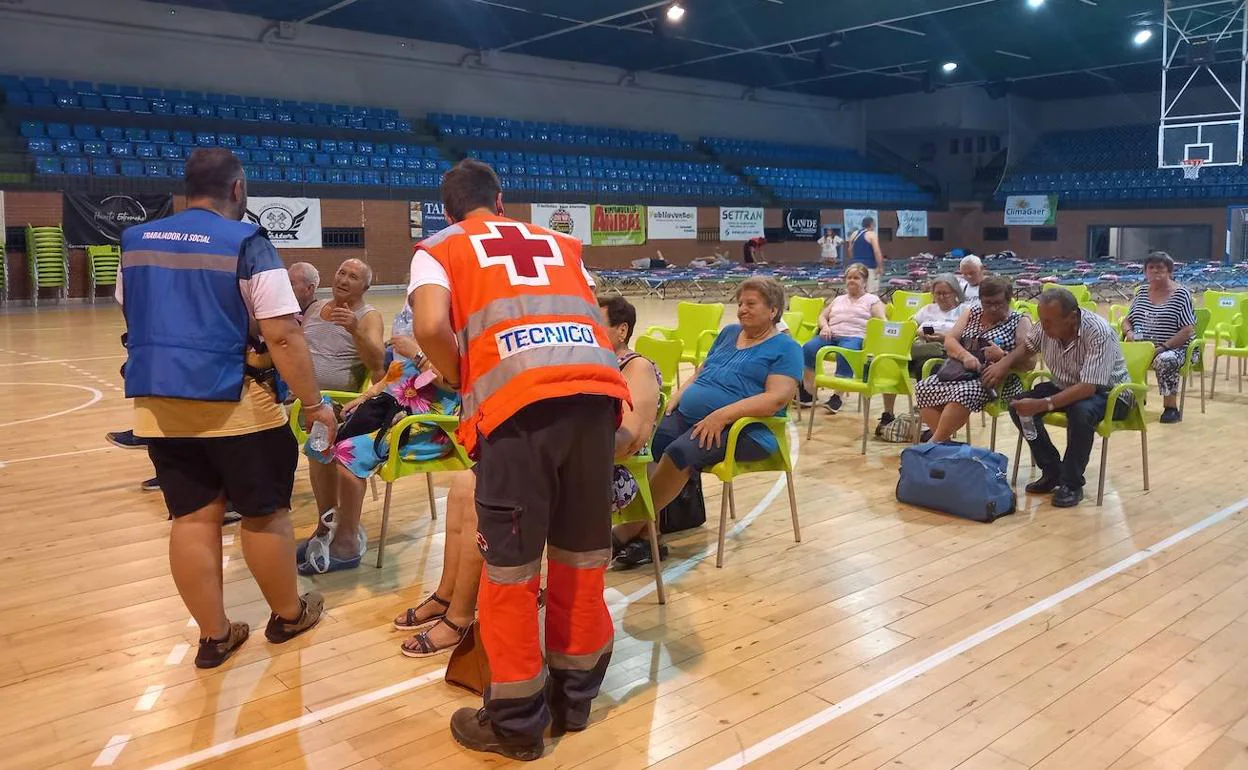 Vecinos de Romangordo e Higuera de Albalat en el polideportivo de Navalmoral de la Mata. 