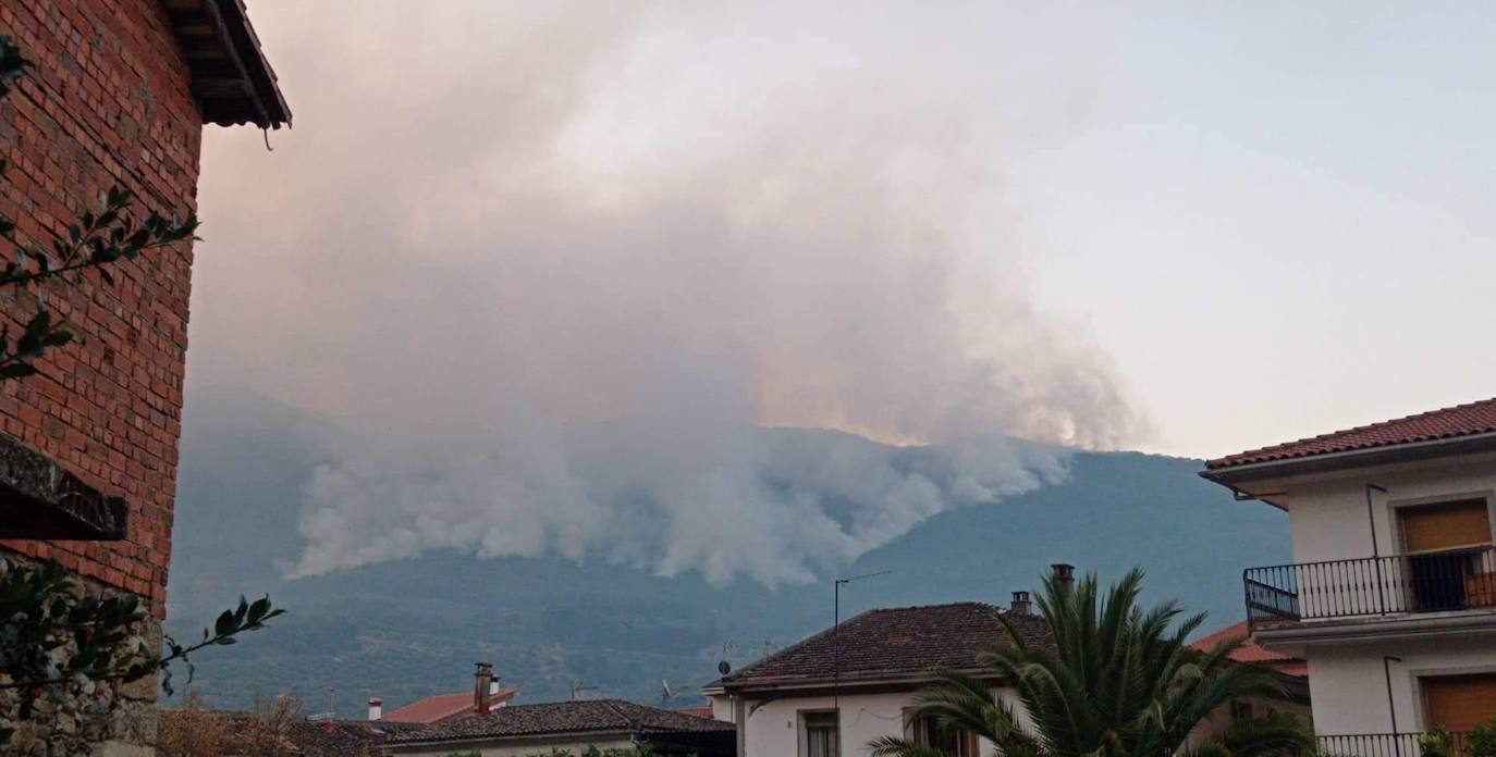 Fotos: Las imágenes del incendio en el Jerte este domingo