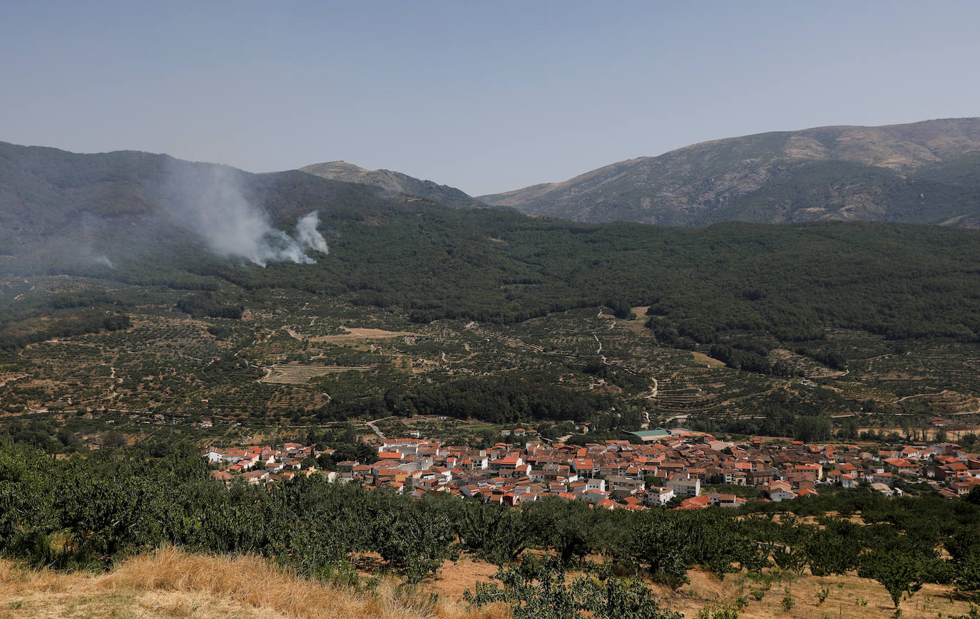 Fotos: Las imágenes del incendio en el Jerte este domingo