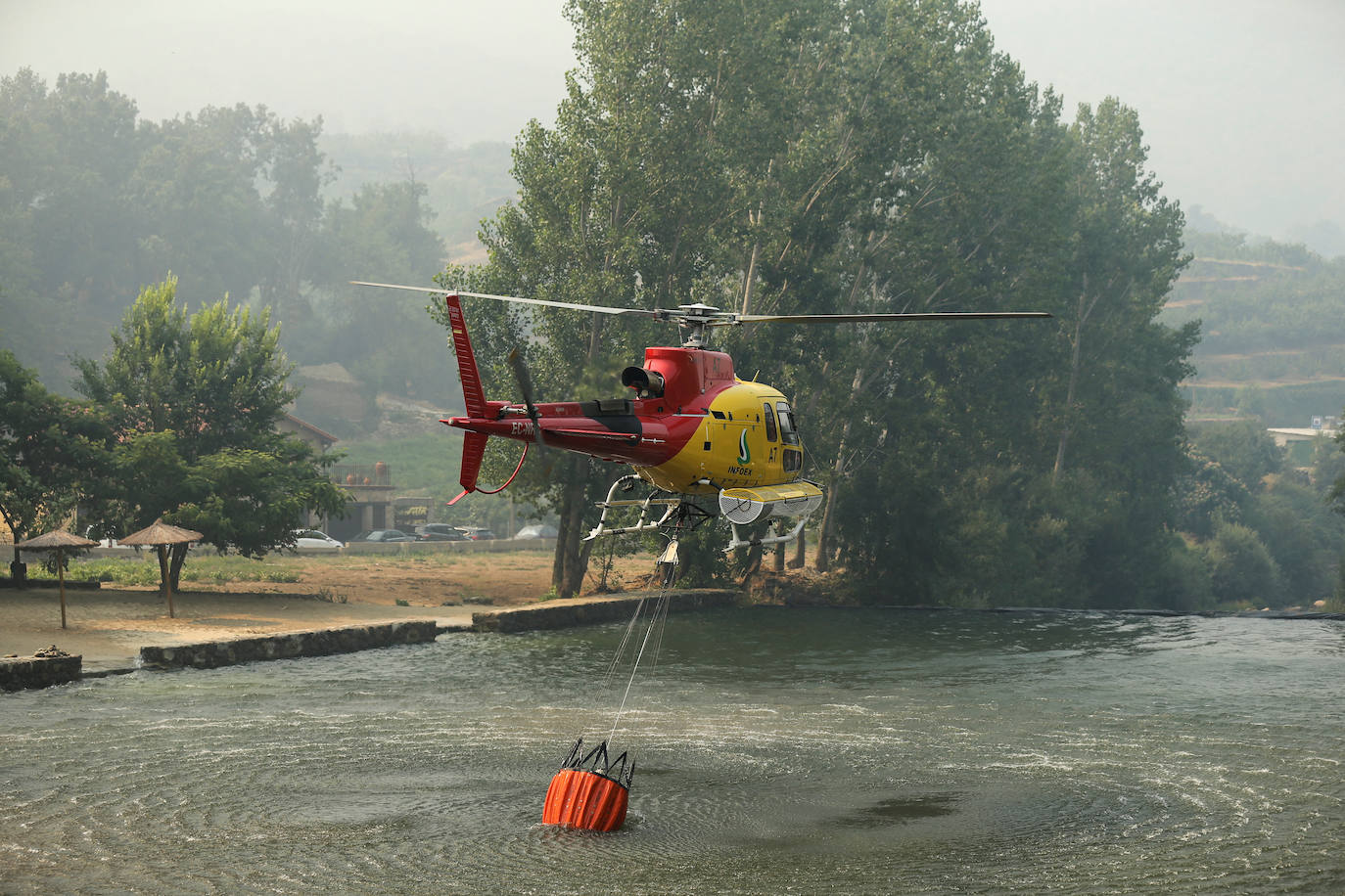 Fotos: Las imágenes del incendio en el Jerte este domingo