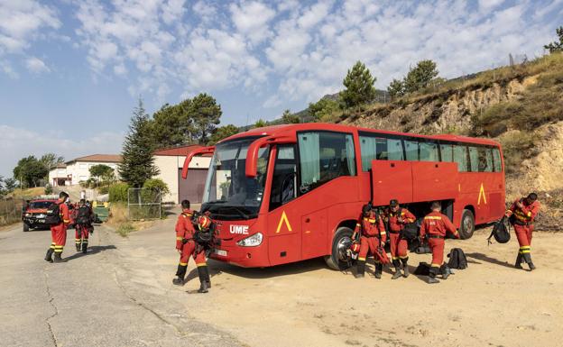 Miembros de la Unidad Militar de Emergencias, este lunes en el mirador del Cerrillo, en Navaconcejo.