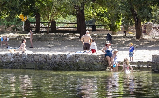 Bañistas en la piscina del Nogalón, en Jerte, que estuvo cerrada el domingo para que la usaran solo los helicópteros pero este lunes por la mañana reabrió.