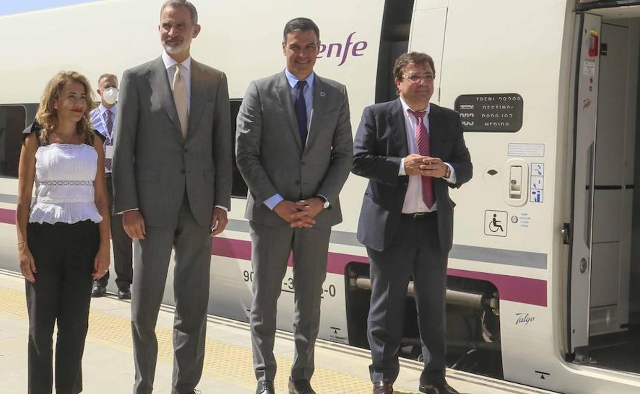 La ministra de Transportes, Movilidad y Agenda Urbana, Raquel Sánchez; el rey Felipe VI; el presidente del Gobierno, Pedro Sánchez; y el presidente de la Junta de Extremadura, Guillermo Fernández Vara. posan junto al tren a su llegada a Mérida.