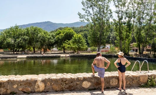Bañistas, este lunes en la piscina natural El Nogalón, en Jerte.